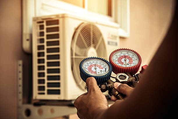 Professional Hvac technician working in Le Roy, IL